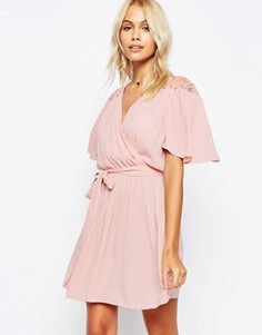 Платье с запахом спереди и кружевной отделкой ASOS - Розовый