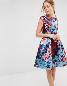 Короткое приталенное платье без рукавов с цветочным принтом Closet - Мульти