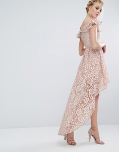 Кружевное асимметричное платье с открытыми плечами и оборкой Chi Chi London - Розовый
