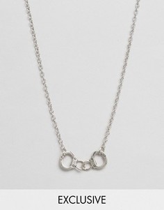 Ожерелье с подвеской в форме наручников Reclaimed Vintage - Серебряный