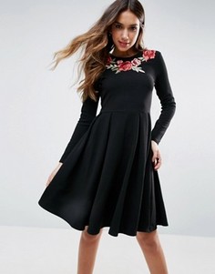 Короткое приталенное платье с вышивкой роз Club L - Черный