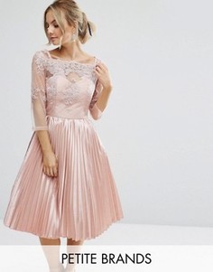 Платье с кружевным топом, широким вырезом и плиссированной юбкой Chi Chi Petite - Розовый