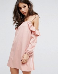 Свободное платье с оборками и открытыми плечами PrettyLittleThing - Розовый