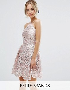Платье для выпускного с вырезами и эффектом металлик Chi Chi Petite - Розовый
