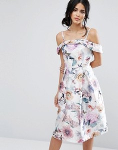 Платье миди из сатина с открытыми плечами и цветочным принтом Chi Chi London - Мульти