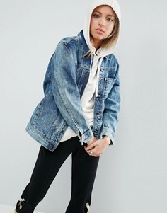 Синяя джинсовая куртка с эффектом кислотной стирки и одним карманом ASOS - Синий