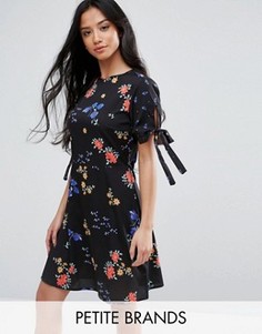 Цельнокройное платье с цветочным принтом New Look Petite - Мульти