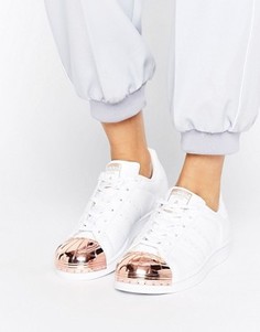 Белые кроссовки со вставкой цвета розового золота на носке adidas Originals Superstar - Белый