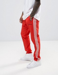 Красные суженные книзу джоггеры adidas Originals London Pack BK7867 - Красный