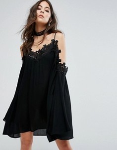 Свободное платье с кружевом и открытыми плечами PrettyLittleThing - Черный