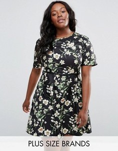 Короткое приталенное платье с цветочным принтом и ремнем Yumi Plus - Черный