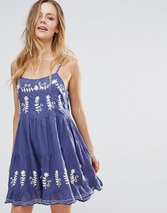 Короткое приталенное платье с вышивкой QED London - Синий