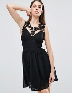 Короткое приталенное платье с отделкой кроше и плиссировкой Club L - Черный
