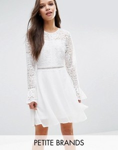 Приталенное платье с рукавами-клеш и кружевным лифом Boohoo Petite - Белый