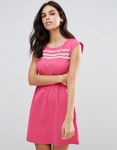 Короткое приталенное платье с кружевной отделкой Jasmine - Розовый