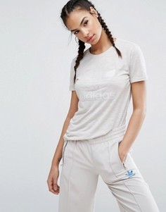 Бежевая приталенная футболка с логотипом-трилистником в тон adidas Originals Nyc - Бежевый