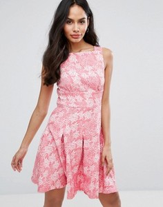 Фактурное короткое приталенное платье Closet London - Розовый
