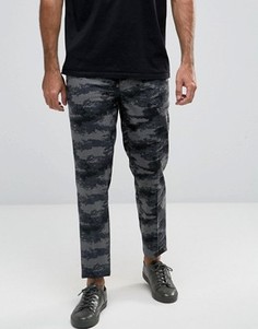 Серые зауженные брюки в строгом стиле с камуфляжным принтом ASOS - Серый