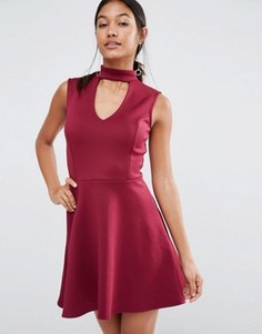 Короткое приталенное платье с горловиной в стиле чокер Lipsy - Красный