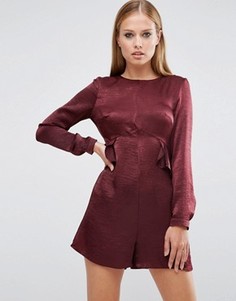 Атласный ромпер с оборкой на талии ASOS - Красный