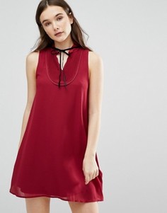 Платье без рукавов с завязкой у горловины QED London - Красный