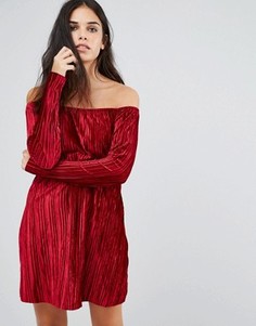 Бархатное платье с вырезом лодочкой и присборенной юбкой Club L - Красный