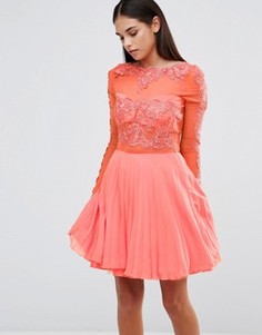 Короткое приталенное платье с плиссированной юбкой AX Paris - Розовый