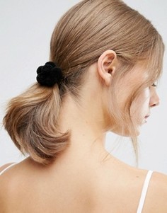 Резинка для волос с цветком из помпонов ASOS - Серый