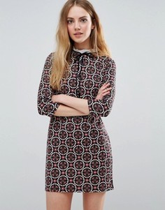 Платье с плиточным принтом и шнуровкой спереди QED London - Черный