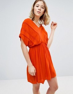 Приталенное платье с короткими рукавами и кружевом Vero Moda - Оранжевый