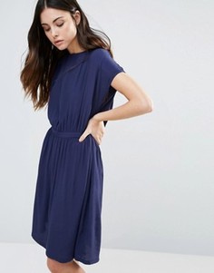 Короткое приталенное платье с короткими рукавами Minimum - Темно-синий