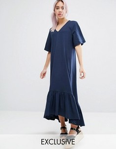 Платье с оборкой и V-образным вырезом Monki - Темно-синий