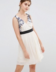 Короткое приталенное платье с цветочным принтом на лифе Jasmine - Кремовый
