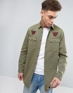 Супердлинная рубашка навыпуск с отделкой в стиле милитари и нашивками ASOS - Зеленый