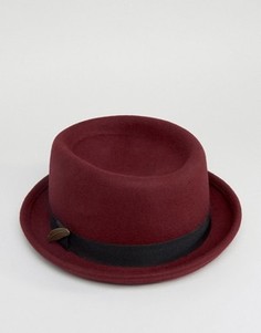 Бордовая фетровая шляпа с загнутыми кверху полями и пером ASOS - Красный