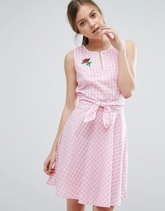Короткое приталенное платье в клеточку с поясом и розой Trollied Dolly - Розовый