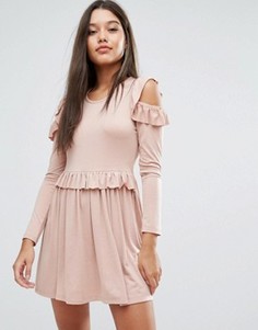 Платье мини с открытыми плечами и оборками Missguided - Розовый