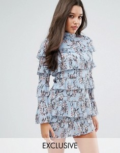 Плиссированное платье мини с цветочным принтом и рюшами Missguided - Синий
