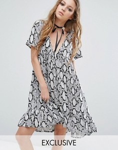 Платье со змеиным принтом и V-образным вырезом с лентой Milk It - Мульти