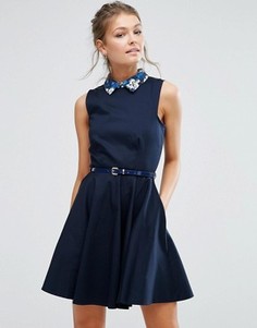 Короткое приталенное платье с контрастным воротником и поясом в цветочек Closet - Темно-синий