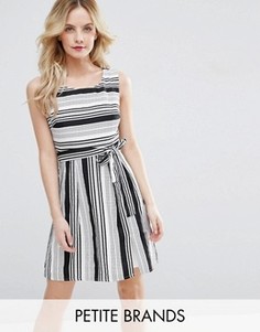 Короткое приталенное платье в полоску Yumi Petite - Черный