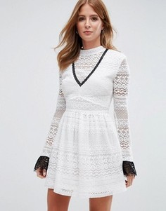 Кружевное короткое приталенное платье с высокой горловиной Millie Mackintosh - Белый