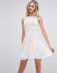 Короткое приталенное платье из кружева Glamorous - Белый