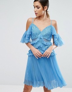 Платье мини с открытыми плечами и плиссированной юбкой Three Floor - Синий