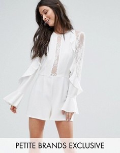 Ромпер с кружевной отделкой на рукавах и оборками спереди John Zack Petite - Белый