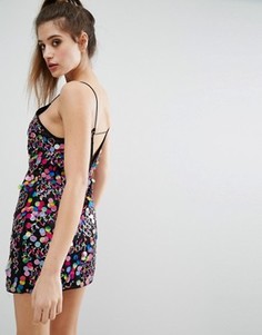 Платье на тонких бретельках с пайетками в стиле диско PrettyLittleThing - Мульти
