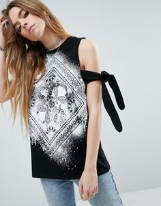 Футболка с открытыми плечами и платочным принтом ASOS - Черный