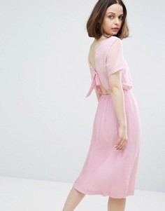 Платье миди с плиссировкой и бантом на спине Monki - Фиолетовый