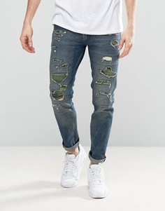 Синие зауженные джинсы с рваной отделкой и камуфляжным принтом на заплатках ASOS - Синий