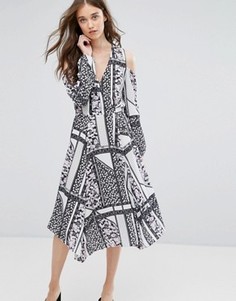 Платье миди с вырезами на плечах и лоскутным принтом Miss Selfridge - Мульти